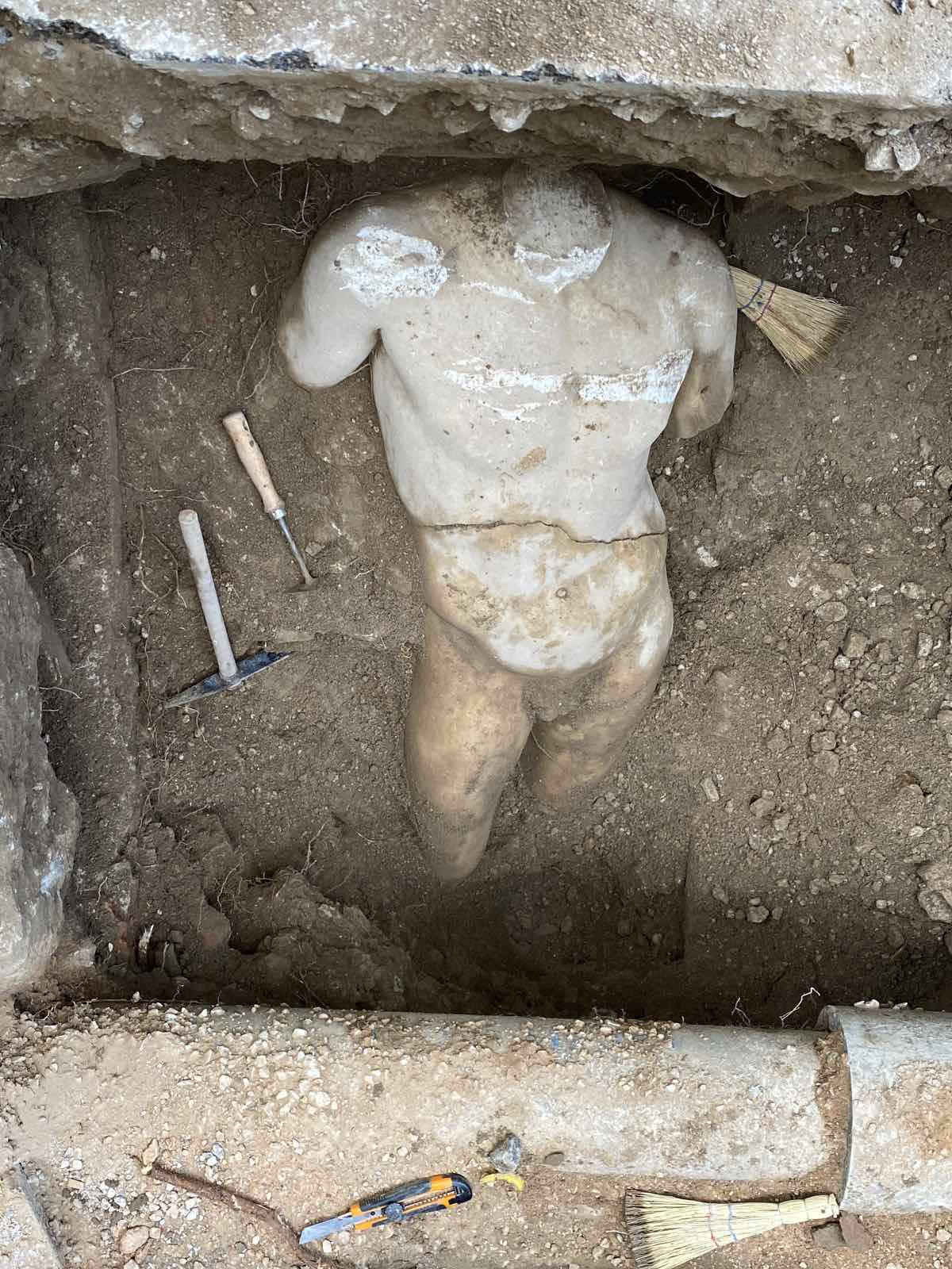 Δείτε το άγαλμα που βρέθηκε κατά τη διάρκεια έργων φυσικού αερίου κοντά στο Ηρώδειο 28 olokliro agalma