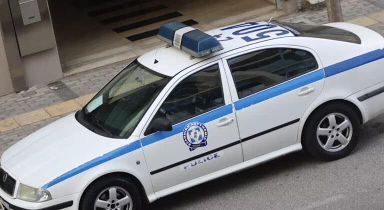 Γυναικοκτονία στη Θεσσαλονίκη: 46χρονος σκότωσε την 60χρονη σύζυγό του και τραυμάτισε με μαχαίρι τον 29χρονο γιο τους