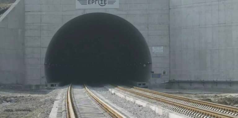 Κακοκαιρία Bora: Πλημμύρισαν οι σήραγγες στα Τέμπη – Σταμάτησαν τα δρομολόγια των τρένων