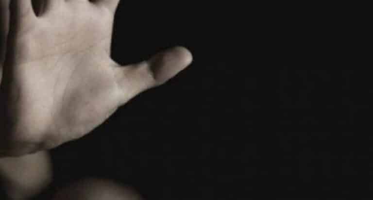 Φpίκη στο Αγρίνιο: Πώς κακοποıούσε ο πατέρας την 12χρονη κόρη του – Παρούσα και η μητέρα