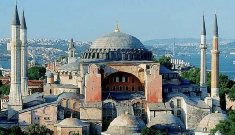 Τουρκία: «Ξηλώνουν» τον τρούλο της Αγίας Σοφίας για εργασίες συντήρησης – Εντοπίστηκαν δομικές ανωμαλίες στο μολύβδινο κάλυμμα
