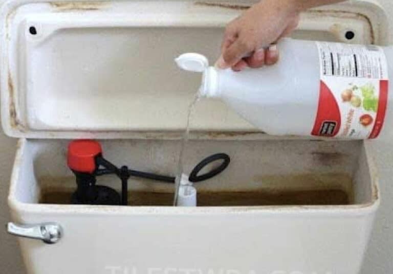 Ρίξτε ξύδι στο καζανάκι της τουαλέτας και θα εκπλαγείτε – Δεν μας τα λέει κανείς αυτά