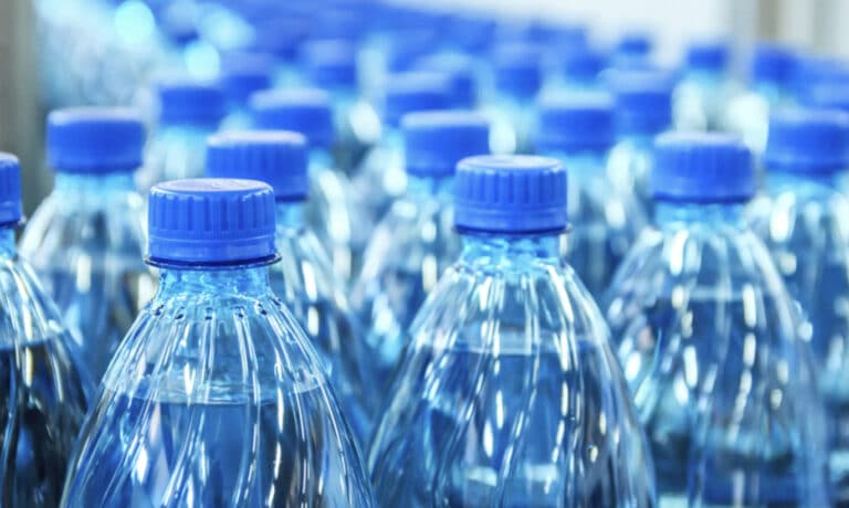 Το πιο δημοφιλές εμφιαλωμένο νερό στον κόσμο αποτελεί κίνδυνο για την υγεία των καταναλωτών