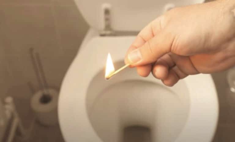 Ρίξε ένα αναμμένο σπίρτο μέσα στην τουαλέτα – Μια λύση σε ένα πρόβλημα που κάθε σπίτι χρειάζεται