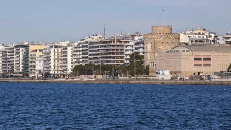 Θεσσαλονίκη: Άνδρας έπεσε με το ποδήλατό του στον Θερμαϊκό