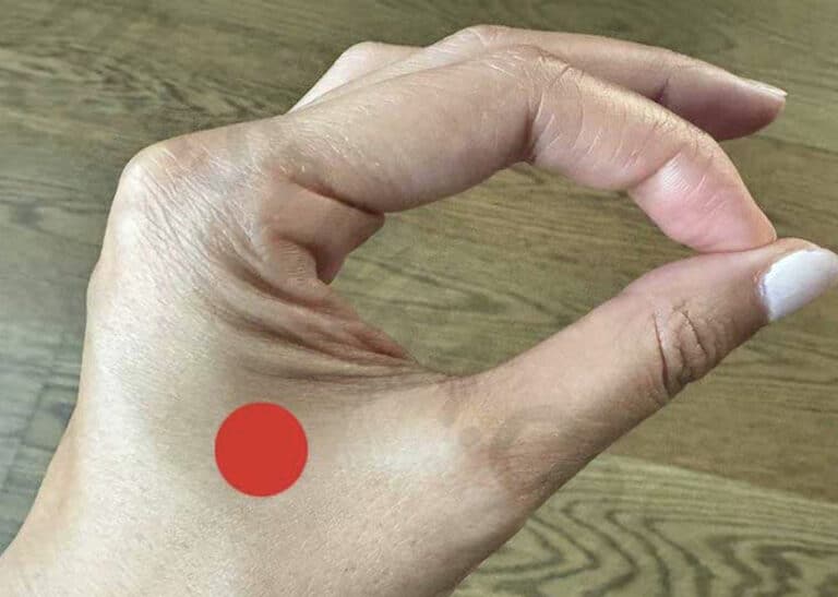 Aν πιέσετε αυτό το σημείο στο χέρι σας τότε το σώμα σας θα κάνει αuτό