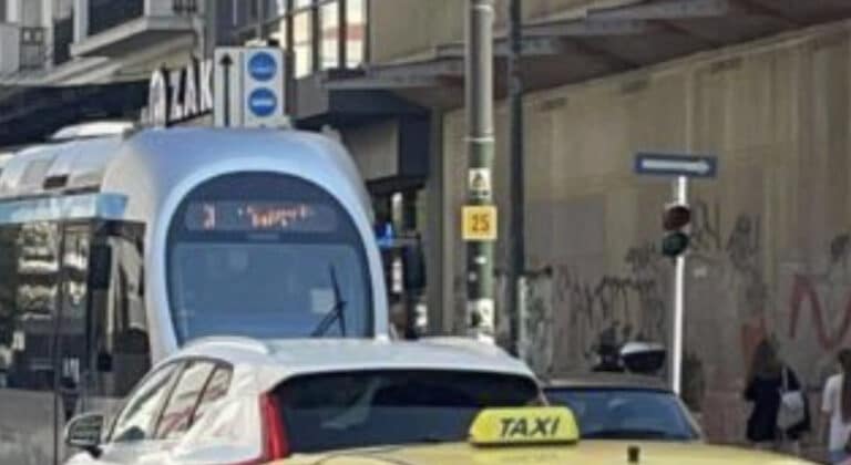 Σύγκρουση αυτοκινήτου με συρμό του Τραμ στον Πειραιά