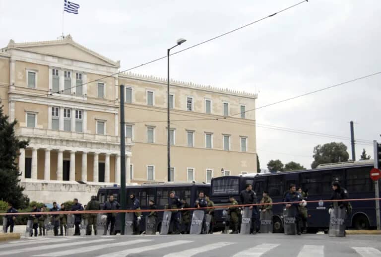 «Αστακός» η Αθήνα ενόψει εορτών μετά το μακελειό στη Γερμανία – Αστυνομικοί με πολιτικά ανάμεσα στο πλήθος!