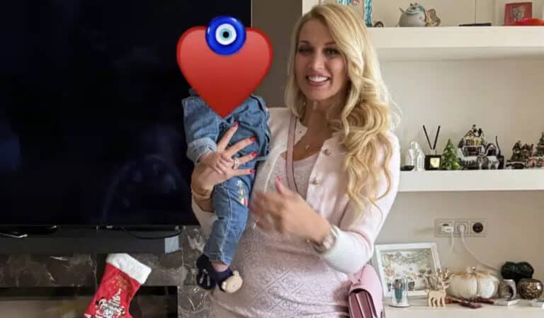 Κωνσταντίνα Σπυροπούλου: Η απίθανη φωτογραφία με τους δυο γιους της στο στολισμένο σαλόνι της και τα λόγια της