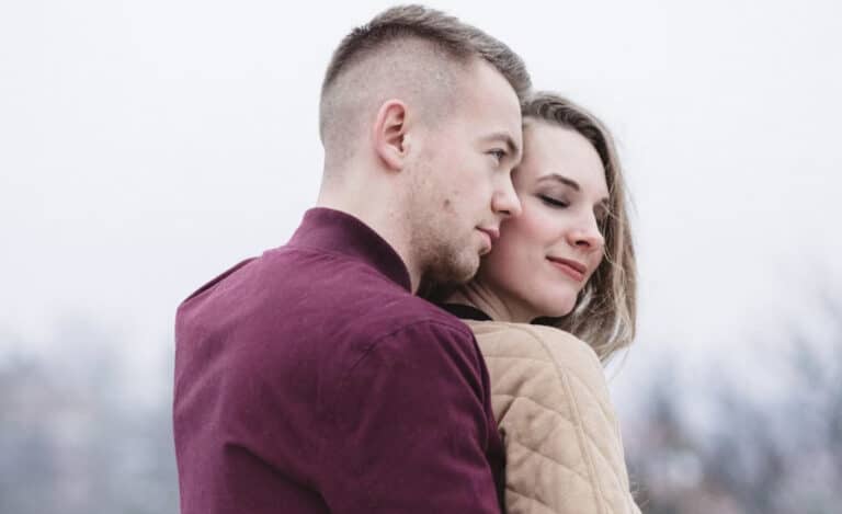 Τα 6 σημάδια που μαρτυρούν ότι ανεπίλυτα θέματα από την παιδική ηλικία σας, επηρεάζουν τη σχέση σας