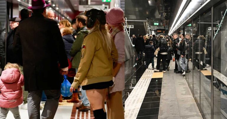Η Daily Mail αποθεώνει το Μετρό Θεσσαλονίκης: «Υπόγειο μουσείο», συρμοί χωρίς οδηγούς, αρχαία στους σταθμούς
