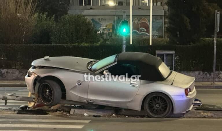 Απίστευτο τροχαίο: Αυτοκίνητο καρφώθηκε σε φανάρι – Δείτε φωτογραφίες και βίντεο  