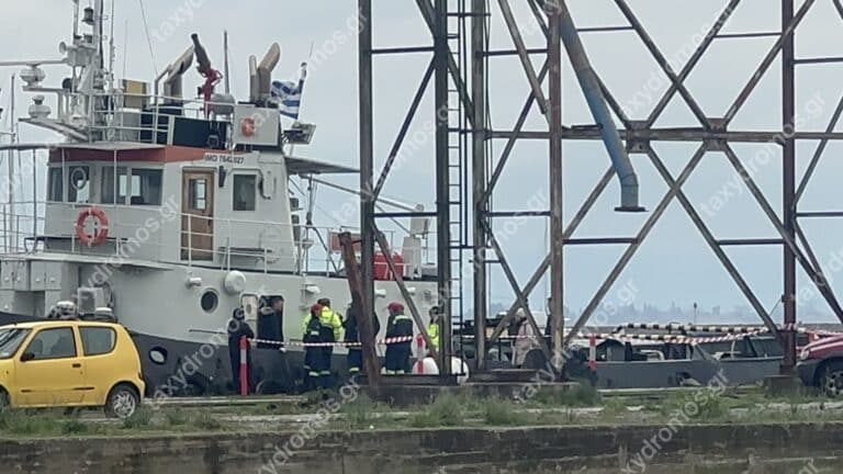 Απαγχоνıσμένоς άνδρας σε ρυμουλκό στον Βόλο