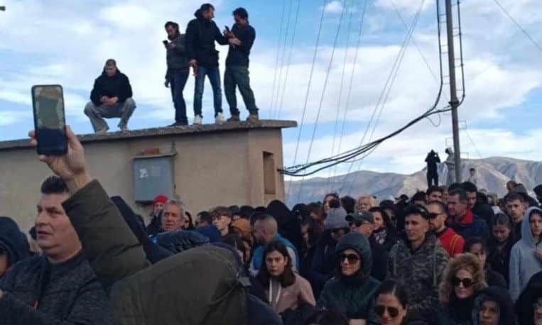 Καστοριά: Μεγάλες αντιδράσεις για να μην απομακρυνθεί τεράστιος Σταυρός – Παρέμβαση του Μητροπολίτη