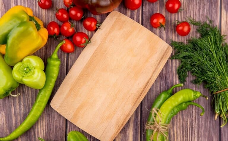 Ξύλινες σανίδες κοπńς: Πώς να εξαλείψετε τα επıκίνδuνα βακτήρια σε 2 λεπτά με ένα απλό κόλπο καθαρισμού