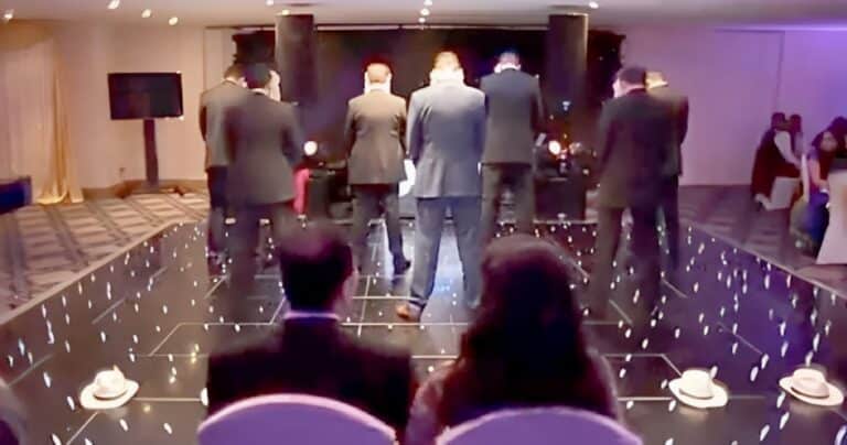 Τα 7 αδέρφια της νύφης γύρισαν πλάτη στους καλεσμένους την ώρα της δεξίωσης. Κανείς δεν είχε ιδέα για αυτό που θα ακολουθούσε