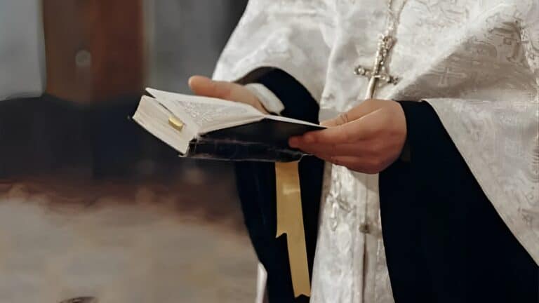 Χαμός σε εκκλησία της Αθήνας: 23χρονος έκανε αυτό που κανείς δεν περίμενε στην παπαδιά κατά τη Θεία Λειτουργία