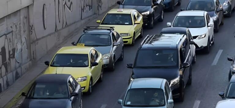 EKTAKTO Κίνηση: Μποτιλιάρισμα στην Αττική Οδό – Έπεσαν χώματα σε όλες τις λωρίδες