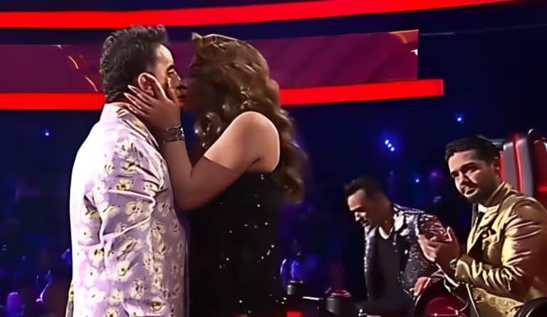 Η Παπαρίζου άρπαξε και φίλησε στο στόμα τον Μαζωνάκη – Η επική αντίδραση του τραγουδιστή