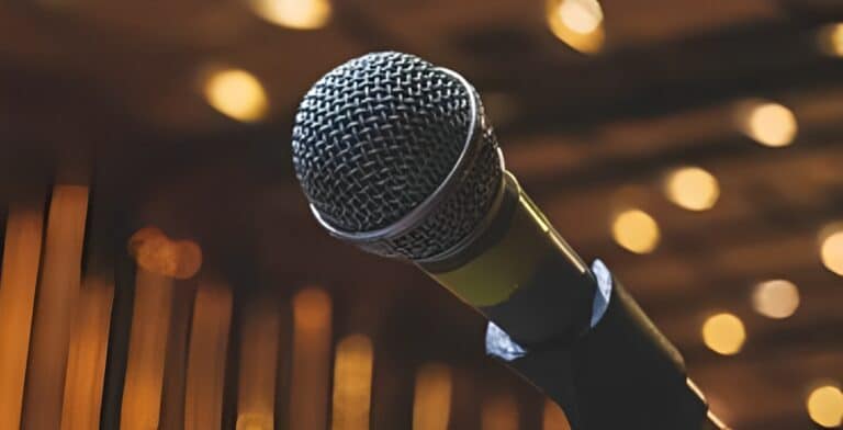 Εννέα γυναίκες stand up comedians στην Ελλάδα καταγγέλλουν κάτι που δεν είναι καθόλου αστείο.