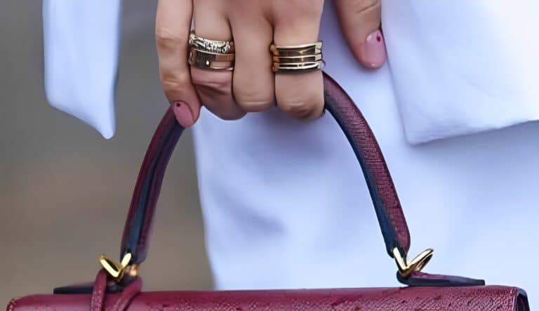 Η δερμάτινη τσάντα από τα Mango που μοιάζει να βγήκε από συλλογή γαλλικού οίκου – Ευρύχωρη και κομψή