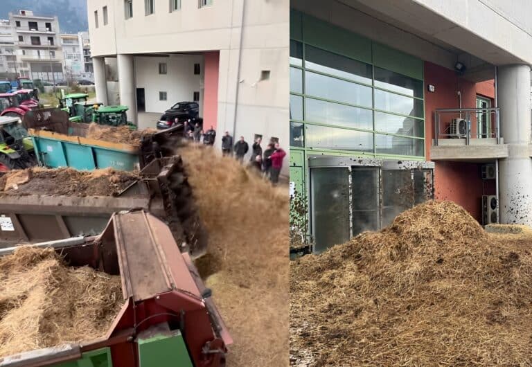 Aγρότες πέταξαν κοπριά και άχυρα στην είσοδο της Περιφέρειας Στερεάς Ελλάδας