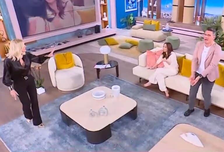 «Φεύγω! Κάτσε μόνη σου! – Αν είναι να φέρνουμε καλεσμένους και να μας πpοσβάλλουν» Της κακομοίρας on air με Φαίη Σκορδά και την καλεσμένη της