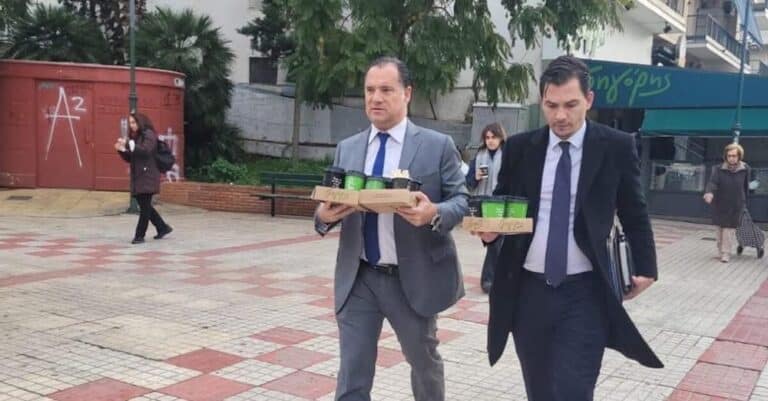 Ο Γεωργιάδης πήγε με κλειδαρά και άνοιξε το κλειστό φαρμακείο ΕΟΠΥΥ στη λεωφόρο Αλεξάνδρας