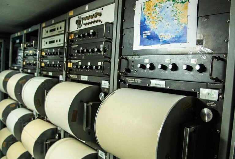 Νέος σεισμός τώρα στη Σαντορίνη: Συνεχίζονται οι δονήσεις, παρατείνεται η αγωνία