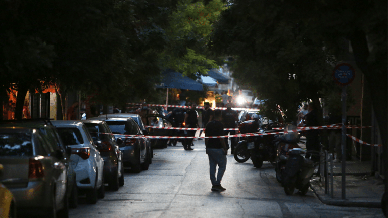 Ομόνοια: Μεθυσμένος οδηγός παρέσυρε και εγκατέλειψε έναν πεζό κι έναν αναβάτη μοτοσικλέτας