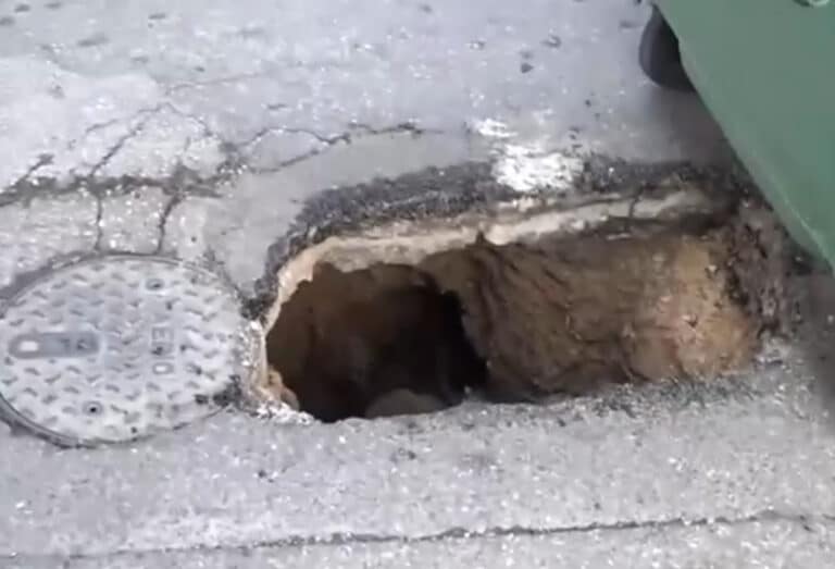 Ταξί έπεσε μέσα σε τρύπα – Τι καταγγέλλει ο οδηγός του