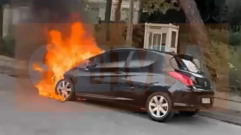 Φωτιά σε αυτοκίνητο στην Κηφισίας – Μποτιλιάρισμα στο ύψος του Φάρου του Ψυχικού