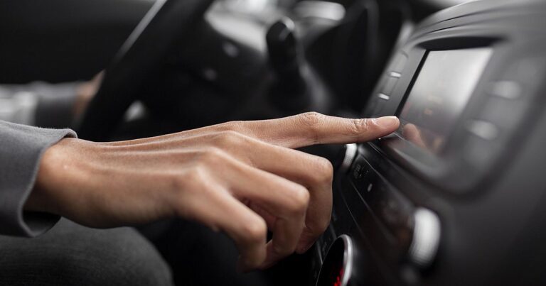 Έμπειρος μηχανικός αποκαλύπτει: Αυτό το κουμπί πρέπει να πατάς κάθε φορά που μπαίνεις στο αυτοκίνητο