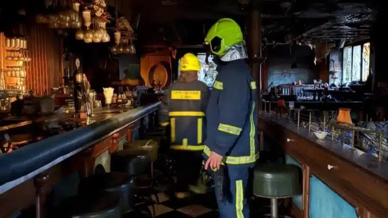 Πεντέλη: Φωτιά στο γνωστό καφέ-μπαρ «Παλιάτσος»