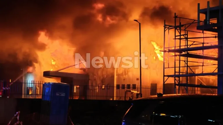 Μεγάλη φωτιά στο Κορωπί: Στις φλόγες τρία εργοστάσια