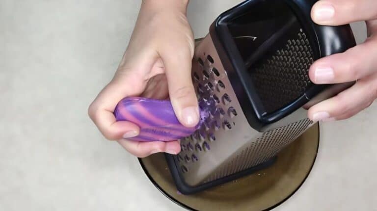 Η πεθερά μου τρίβει το σαπούνι και το χρησιμοποιεί με πολύ ενδιαφέρον τρόπο: να τι κάνει