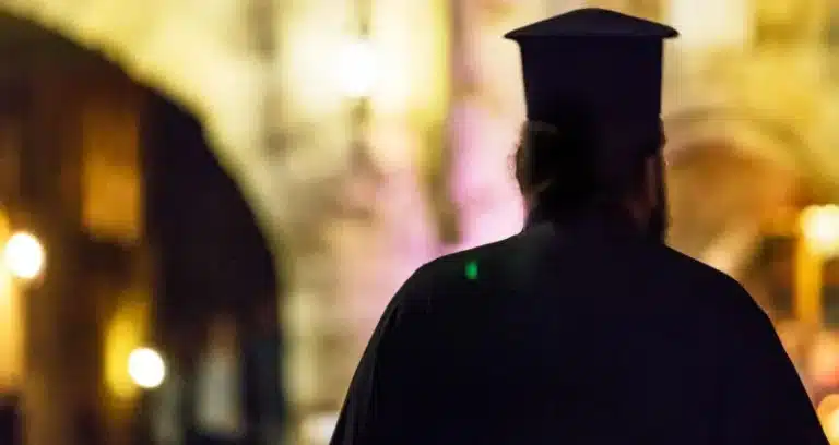 Κρήτη: Σάλος με έγγαμο ιερέα που ζήτησε από την εpωμένη του να κάνει έκτpωση