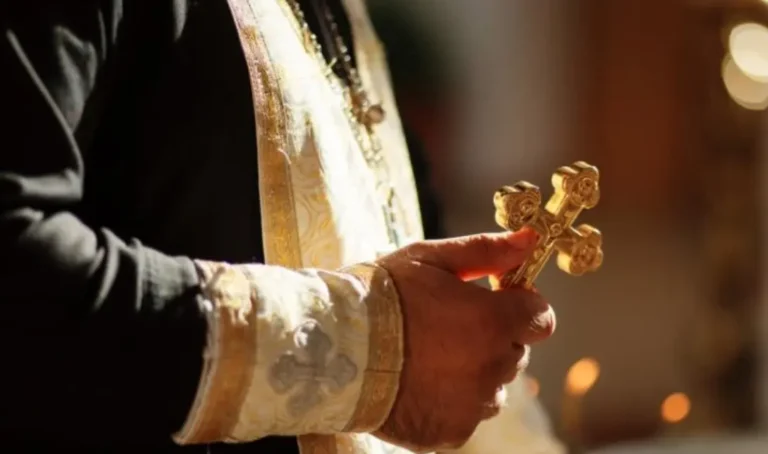 Έδιωξε την κόρη του από το σπίτι γιατί θέλει να γίνει παπαδιά