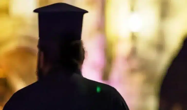 Σοκ στην Κρήτη: Ιερέας περιμένει παιδί από την ερωμένη του – Της ζήτησε να το ρίξει