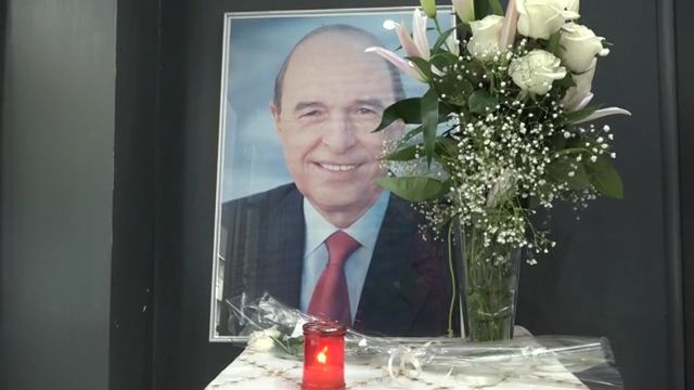 Μεσίστιες οι ελληνικές σημαίες λογω του εθνικού πένθους για το θάνατο του πρώην πρωθυπουργού Κώστα Σημίτη