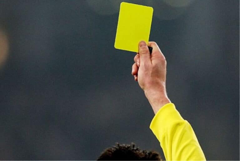 Συνελήφθη ποδοσφαιριστής που δεχόταν σκόπιμα κίτρινες κάρτες