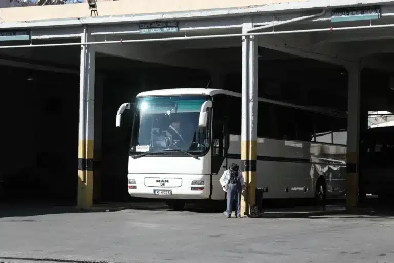 ΕΚΤΑΚΤΟ: Λεωφορείο του ΚΤΕΛ παρέσυρε πεζή – Νοσηλεύεται σε κρίσιμη κατάσταση!