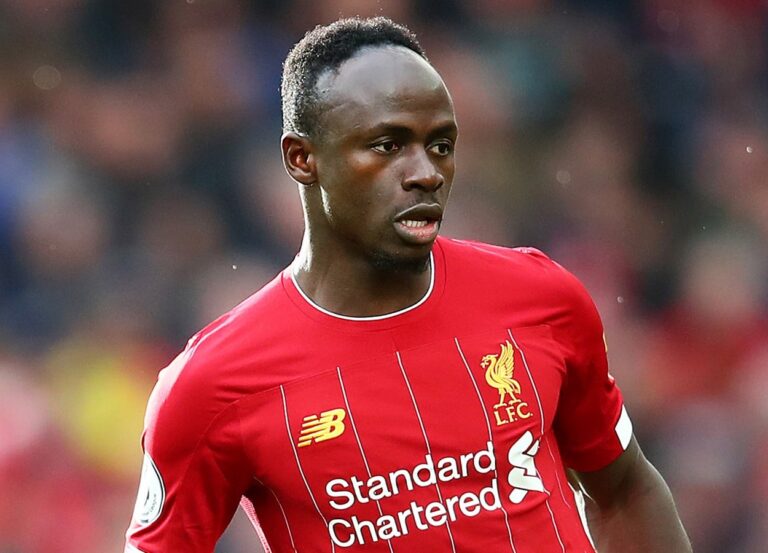 Σάντιο Μανέ: Χίλια Μπράβο – Βγάζει 22εκ το χρόνο και κυκλοφορεί με σπασμένο κινητό τηλέφωνο. Ο λόγος θα σε σοκάρει