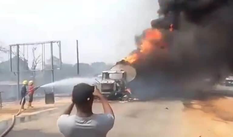 60 νεκροί από την ανατροπή ενός βυτιοφόρου φορτηγού που μετέφερε βενζίνη