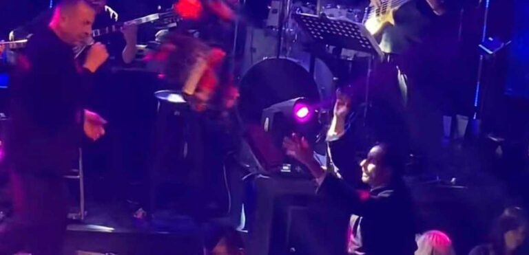 Παπάς πήγε στα μπουζούκια και πετούσε λουλούδια – «Εγώ γεννήθηκα τρελός, αλήτης και αμαρτωλός»