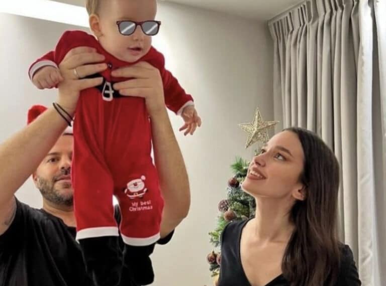 Γνωστός τραγουδιστής πλέει σε πελάγη ευτυχίας καθώς έγινε πατέρας για 2η φορά – Γέννησε η σύζυγός του – Το φύλο του μωρού