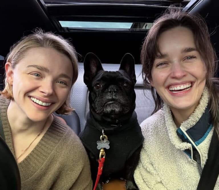 Η ηθοποιός Κλόι Γκρέις Μορέτζ  αρραβωνιάστηκε τη σύντροφό της,  Κέιτ Χάρισον