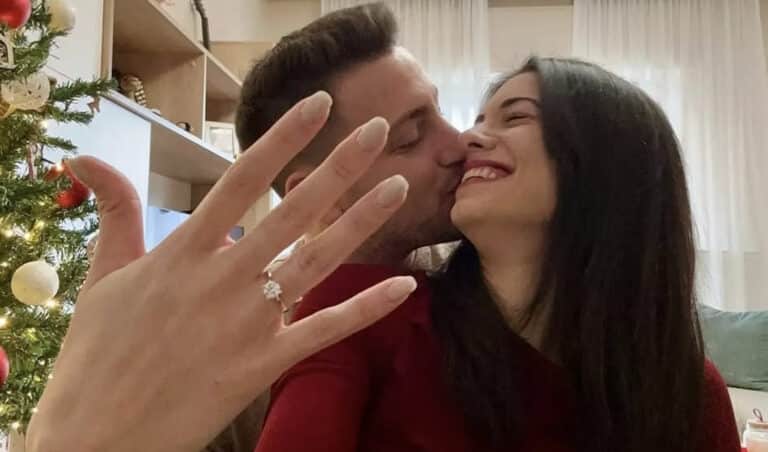 Έκανε πρόταση γάμου στην αγαπημένη του και άκουσε το μεγάλο ΝΑΙ – Πλέει σε πελάγη ευτυχίας το ζευγάρι