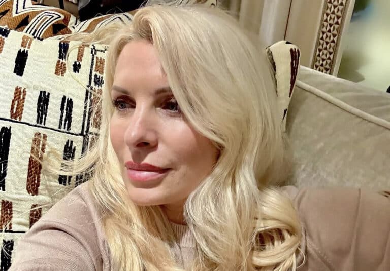 Ελένη Μενεγάκη: Ποζάρει στον καναπέ διαβάζοντας το αγαπημένο της βιβλίο