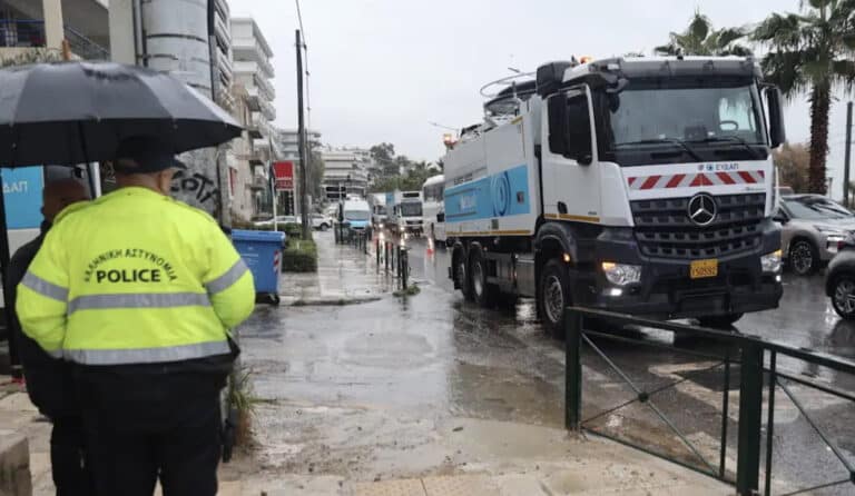 EKTAKTO TΩΡΑ – Πλημμύρισε πασίγνωστη Λεωφόρος της Αθήνας με βοθρολύματα